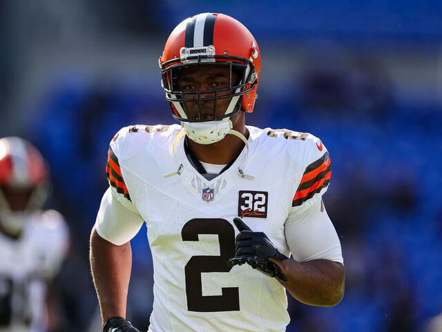 BALTIMORE, MD - NOVEMBER 12: Amari Cooper #2 of the Cleveland Browns warms up before the game against the Baltimore Ravens at M&T Bank Stadium on November 12, 2023 in Baltimore, Maryland.