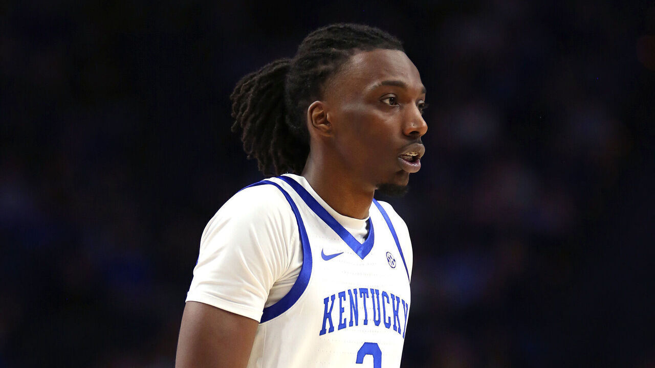 LEXINGTON, KY - DECEMBER 02: Kentucky Wildcats forward Aaron Bradshaw (2) in a game between the UNC Wilmington Seahawks and the Kentucky Wildcats on December 2, 2023, at Rupp Arena in Lexington, KY.
