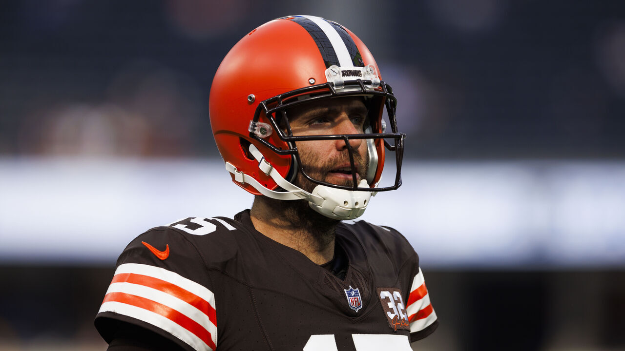 INGLEWOOD, CALIFORNIA - DECEMBER 03: Joe Flacco #15 of the Cleveland Browns during a game against the Los Angeles Rams at SoFi Stadium on December 03, 2023 in Inglewood, California.