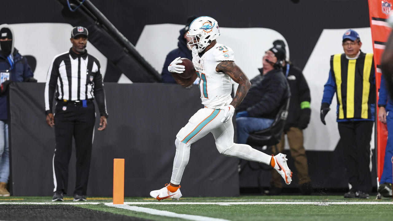 EAST RUTHERFORD, NJ - NOVEMBER 24: Raheem Mostert #31 of the Miami Dolphins runs the ball for a touchdown during an NFL football game against the New York Jets at MetLife Stadium on November 24, 2023 in East Rutherford, New Jersey.