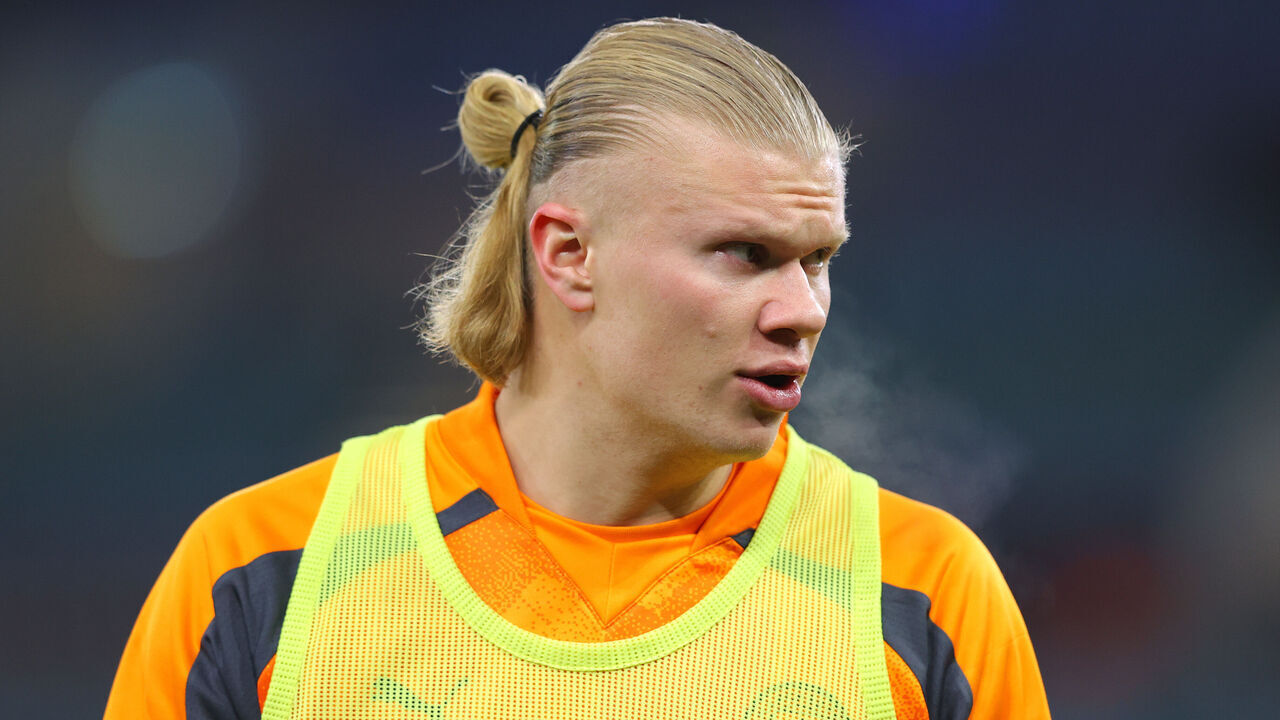 BIRMINGHAM, ENGLAND - DECEMBER 06: Erling Haaland of Manchester City warms up prior to the Premier League match between Aston Villa and Manchester City at Villa Park on December 06, 2023 in Birmingham, England.