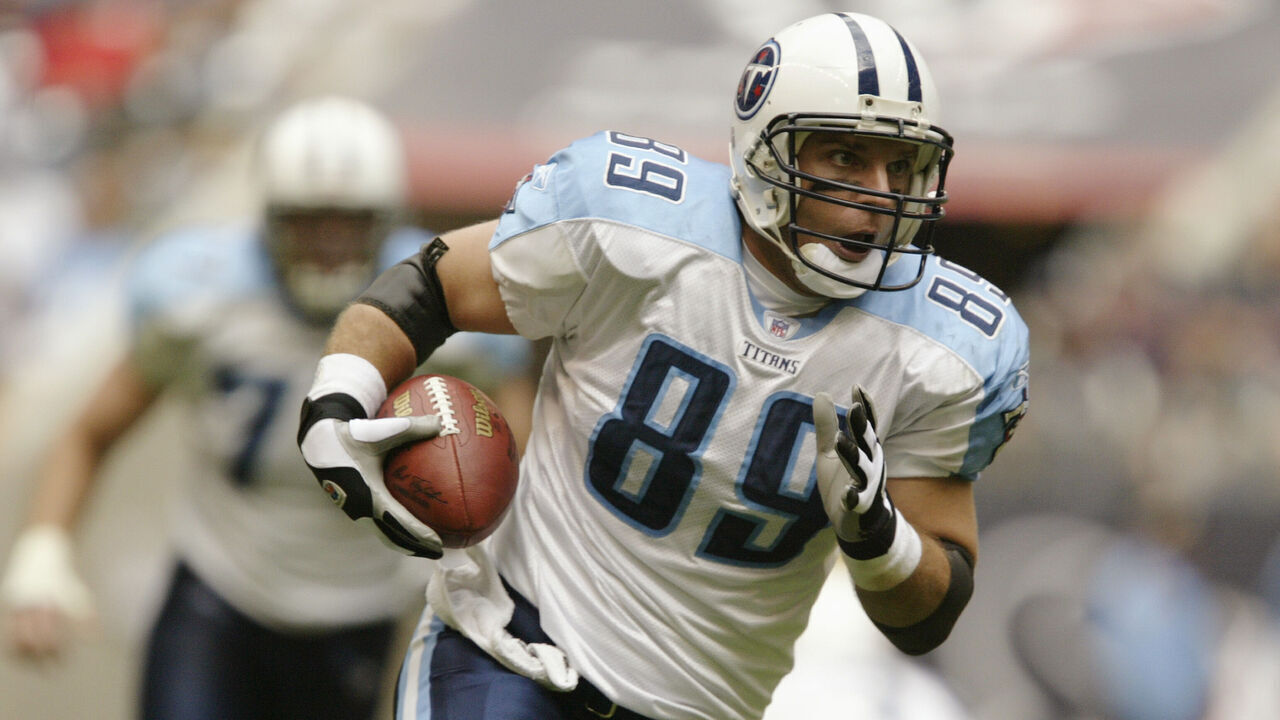 HOUSTON - DECEMBER 21: Tight end Frank Wycheck #89 of the Tennessee Titans runs the ball during the game against the Houston Texans on December 21, 2003 at Reliant Stadium in Houston, Texas. The Titans won 27-24.