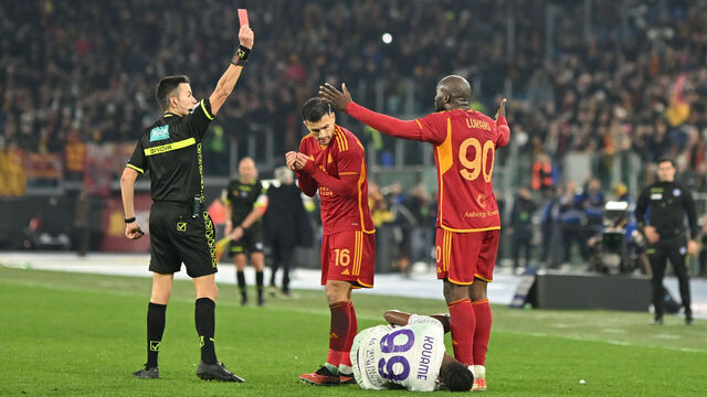 ROME, ITALY - DECEMBER 10: Referee Antonio Capuano shows the red card to Romelu Lukaku of AS Roma during the Serie A TIM match between AS Roma and ACF Fiorentina at Stadio Olimpico on December 10, 2023 in Rome, Italy.