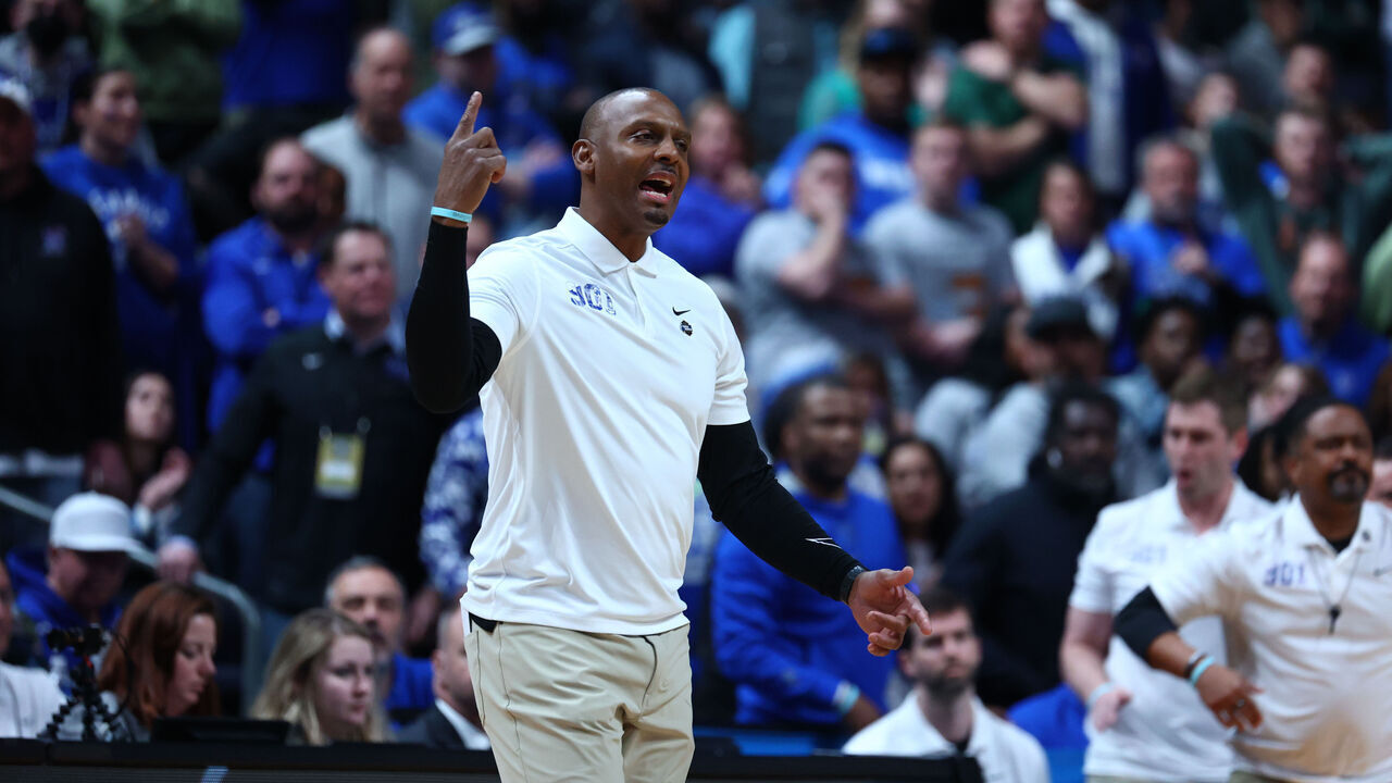 COLUMBUS, OH - MARCH 17: Penny Hardaway head coach of the Memphis Tigers instructs his team against the Florida Atlantic Owls during the first round of the 2023 NCAA Men's Basketball Tournament held at Nationwide Arena on March 17, 2023 in Columbus, Ohio.