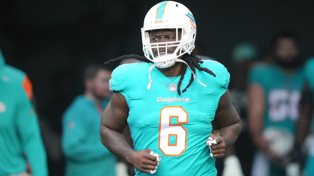 MIAMI GARDENS, FL - JANUARY 08: Miami Dolphins linebacker Melvin Ingram (6) enters the field before the game between the New York Jets and the Miami Dolphins on Sunday, January 8, 2023 at Hard Rock Stadium, Miami Gardens, Fla.