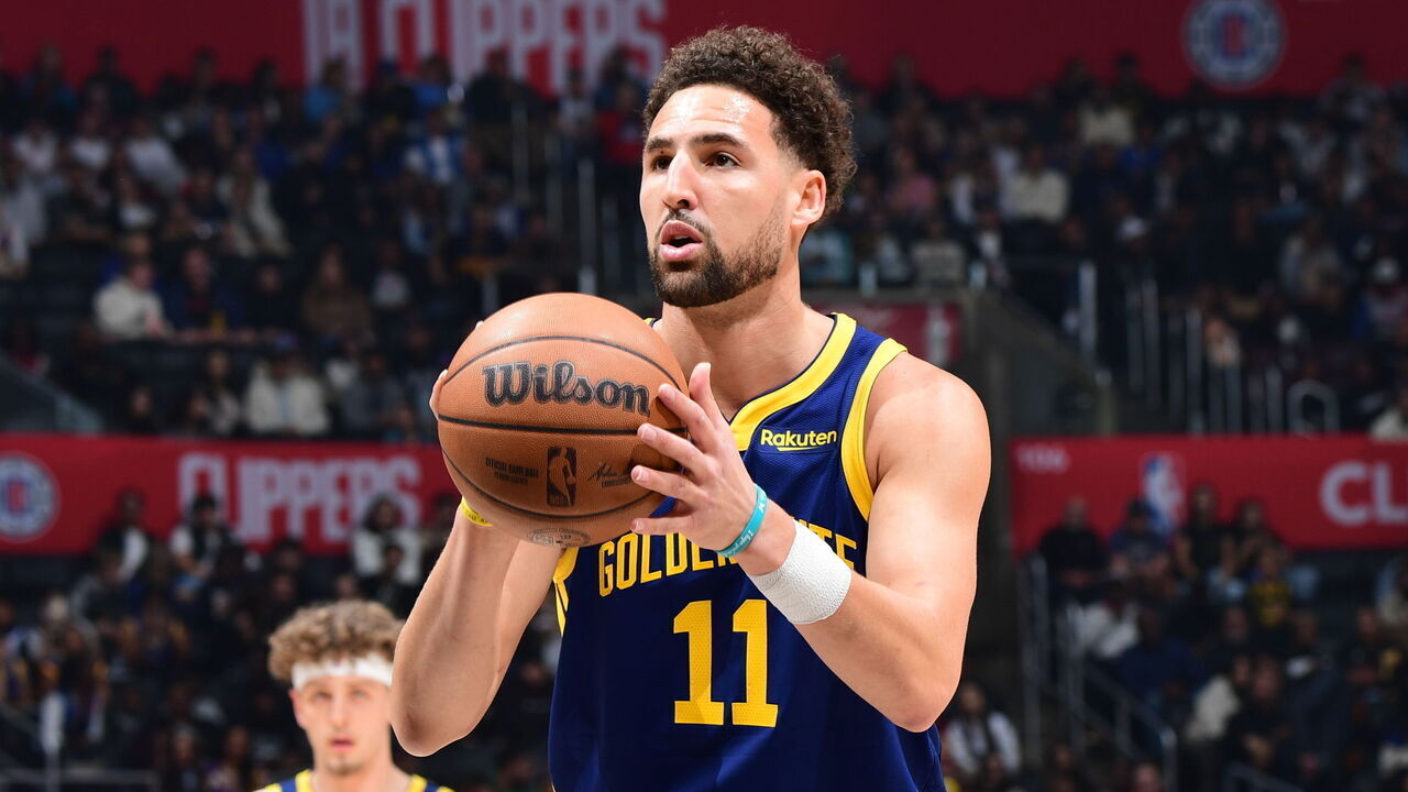 LOS ANGELES, CA - DECEMBER 14: Klay Thompson #11 of the Golden State Warriors shoots a free throw during the game against the LA Clippers on December 14, 2023 at Crypto.Com Arena in Los Angeles, California. NOTE TO USER: User expressly acknowledges and agrees that, by downloading and/or using this Photograph, user is consenting to the terms and conditions of the Getty Images License Agreement. Mandatory Copyright Notice: Copyright 2023 NBAE