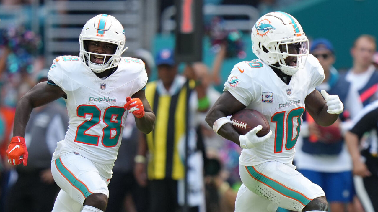 MIAMI GARDENS, FL - OCTOBER 08: Miami Dolphins wide receiver Tyreek Hill (10) runs for a big gain as Miami Dolphins running back De'Von Achane (28) blocks after a catch during the game between the New York Giants and the Miami Dolphins on Sunday, October 8, 2023 at Hard Rock Stadium, Miami Gardens, Fla.