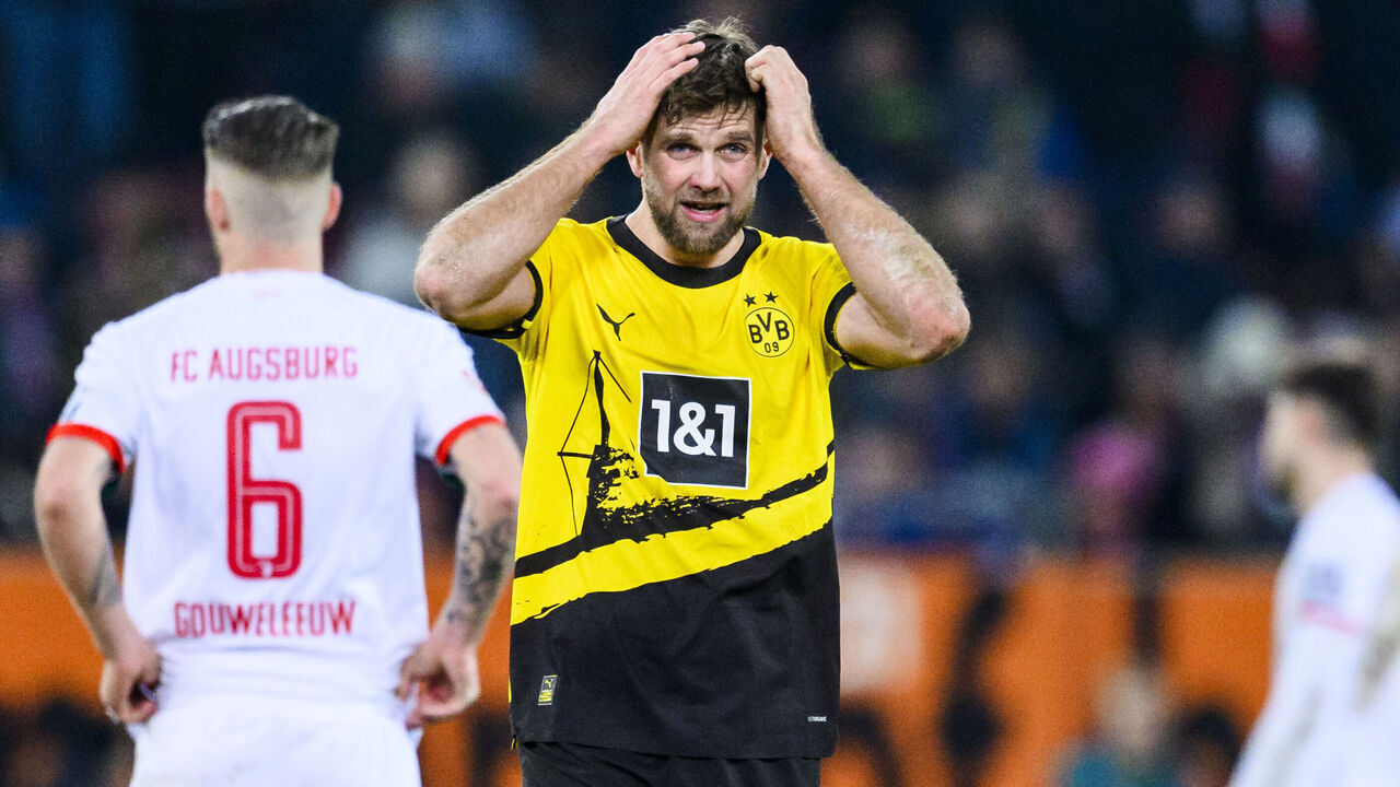 16 December 2023, Bavaria, Augsburg: Soccer: Bundesliga, FC Augsburg - Borussia Dortmund, Matchday 15, WWK-Arena. Dortmund's Niclas Füllkrug reacts dissatisfied. Photo: Tom Weller/dpa - IMPORTANT NOTE: In accordance with the regulations of the DFL German Football League and the DFB German Football Association, it is prohibited to utilize or have utilized photographs taken in the stadium and/or of the match in the form of sequential images and/or video-like photo series.