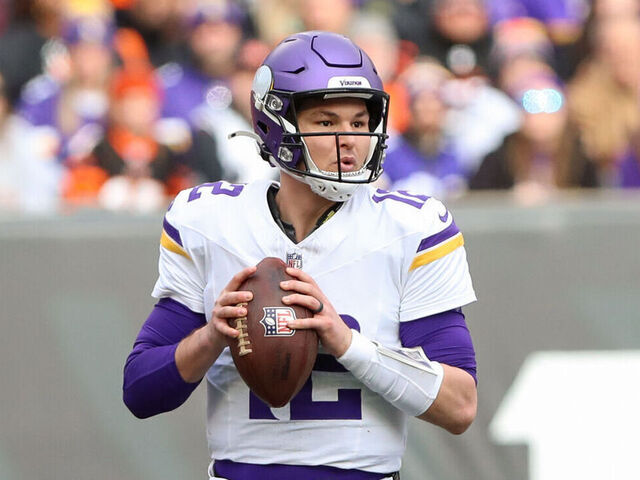 Vikings get improved quarterback play from Nick Mullens, but their