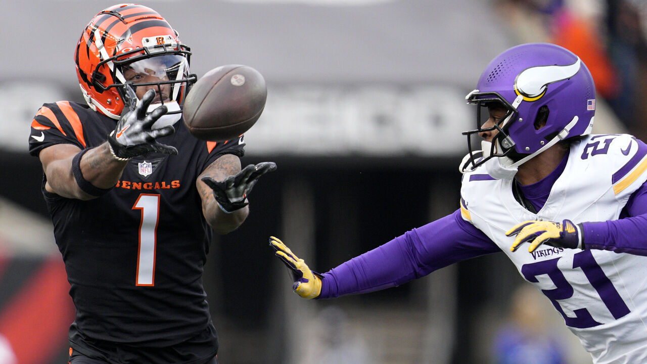 CINCINNATI, OHIO - DECEMBER 16: Ja’Marr Chase #1 of the Cincinnati Bengals catches the ball in the first quarter of the game against the Minnesota Vikings at Paycor Stadium on December 16, 2023 in Cincinnati, Ohio.