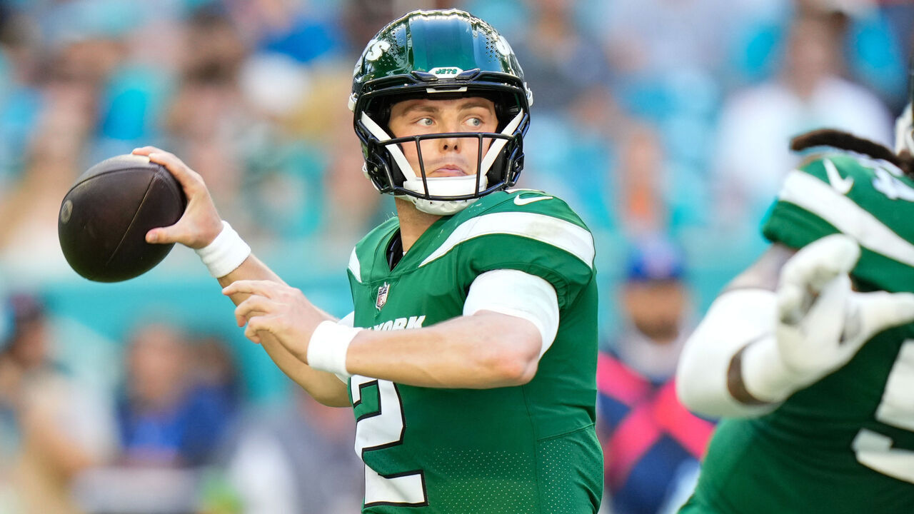 MIAMI GARDENS, FLORIDA - DECEMBER 17: Zach Wilson #2 of the New York Jets throws a pass during the first half against the Miami Dolphins at Hard Rock Stadium on December 17, 2023 in Miami Gardens, Florida.
