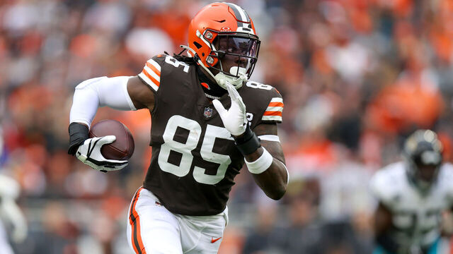 CLEVELAND, OH - DECEMBER 10: Cleveland Browns tight end David Njoku (85) runs as he scores on a 30-yard touchdown catch during the second quarter of the National Football League game between the Jacksonville Jaguars and Cleveland Browns on December 10, 2023, at Cleveland Browns Stadium in Cleveland, OH.