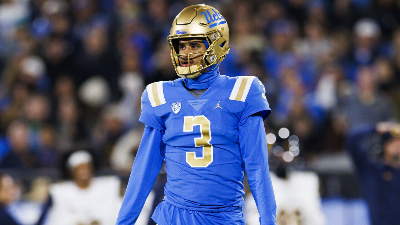 PASADENA, CA - NOVEMBER 25: UCLA Bruins quarterback Dante Moore (3) during a college football game against Cal Golden Bears on November 25, 2023 at Rose Bowl Stadium in Pasadena, CA.