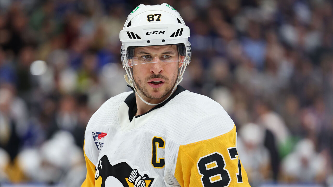 TORONTO, ON - DECEMBER 16: Pittsburgh Penguins center Sidney Crosby (87) lines up for the face-off in the second period during the NHL regular season game between the Pittsburg Penguins and the Toronto Maple Leafs on December 16, 2023 at Scotiabank Arena in Toronto, ON.