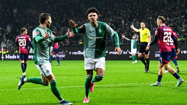 19 December 2023, Bremen: Soccer: Bundesliga, Werder Bremen - RB Leipzig, Matchday 16, wohninvest Weserstadion. Werder's Justin Njinmah (M) celebrates after scoring to make it 1-1. Photo: Sina Schuldt/dpa - IMPORTANT NOTE: In accordance with the regulations of the DFL German Football League and the DFB German Football Association, it is prohibited to utilize or have utilized photographs taken in the stadium and/or of the match in the form of sequential images and/or video-like photo series.