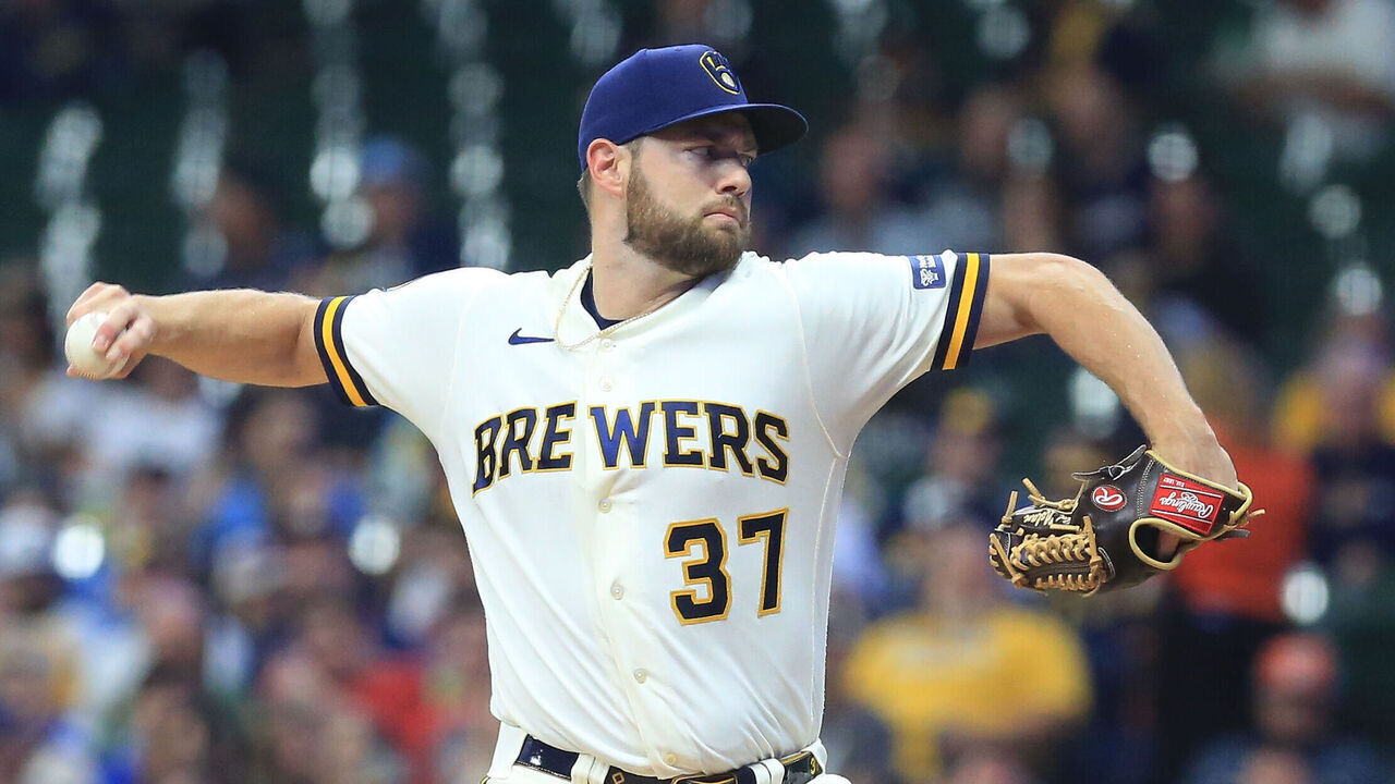 MILWAUKEE, WI - SEPTEMBER 26: Milwaukee Brewers starting pitcher Adrian Houser (37) pitches during a game between the Milwaukee Brewers and the St Louis Cardinals at American Family Field on September 26, 2023 in Milwaukee, WI.