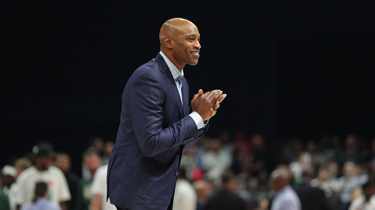 ABU DHABI, UAE - OCTOBER 8: Vince Carter smiles for the fans on the court during the Atlanta Hawks game against the Milwaukee Bucks as part of 2022 NBA Abu Dhabi Games at Etihad Arena on October 8, 2022 in Abu Dhabi, The United Arab Emirates. NOTE TO USER: User expressly acknowledges and agrees that, by downloading and/or using this Photograph, user is consenting to the terms and conditions of the Getty Images License Agreement. Mandatory Copyright Notice: Copyright 2022 NBAE