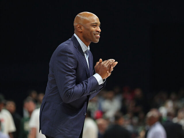 ABU DHABI, UAE - OCTOBER 8: Vince Carter smiles for the fans on the court during the Atlanta Hawks game against the Milwaukee Bucks as part of 2022 NBA Abu Dhabi Games at Etihad Arena on October 8, 2022 in Abu Dhabi, The United Arab Emirates. NOTE TO USER: User expressly acknowledges and agrees that, by downloading and/or using this Photograph, user is consenting to the terms and conditions of the Getty Images License Agreement. Mandatory Copyright Notice: Copyright 2022 NBAE