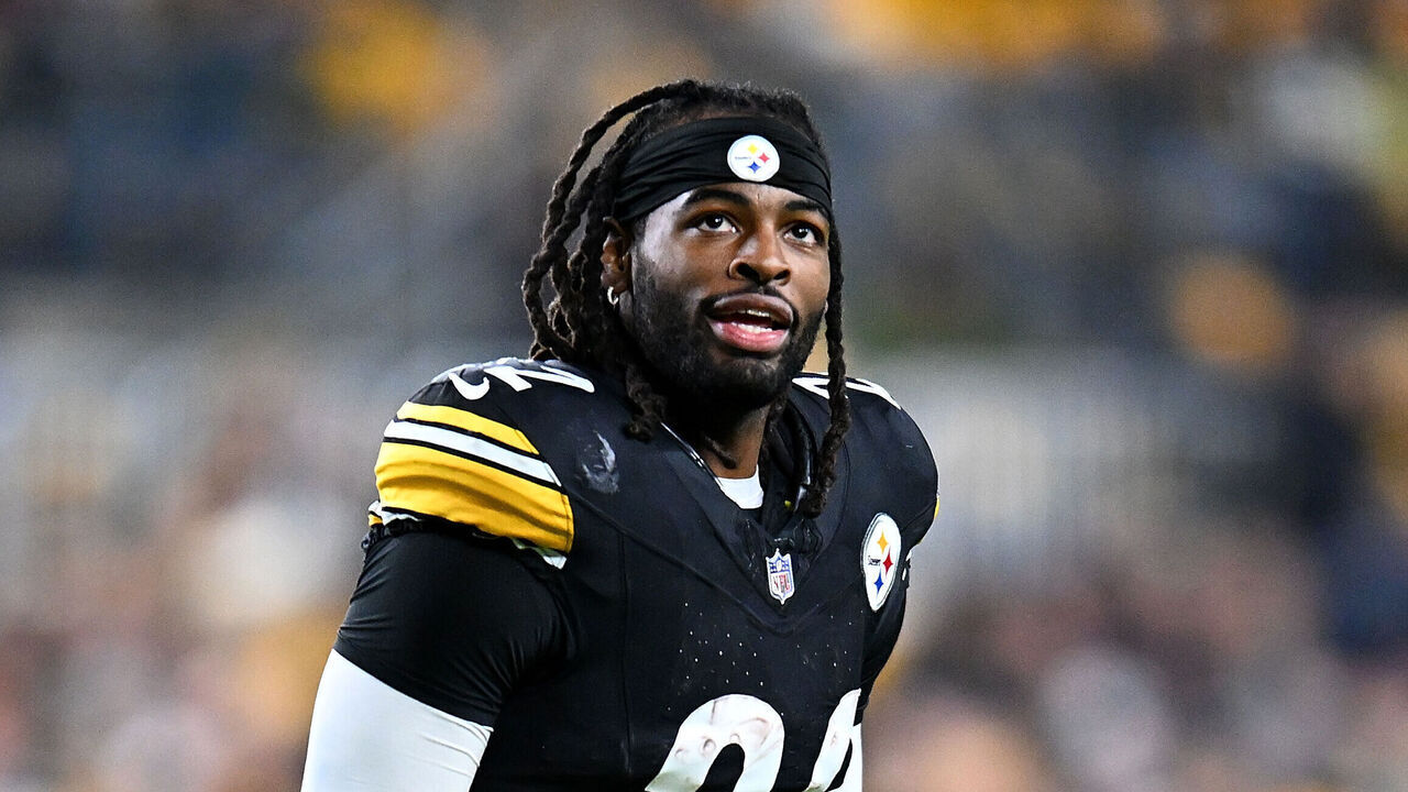 PITTSBURGH, PENNSYLVANIA - NOVEMBER 2: Najee Harris #22 of the Pittsburgh Steelers looks on during the game against the Tennessee Titans at Acrisure Stadium on November 2, 2023 in Pittsburgh, Pennsylvania.