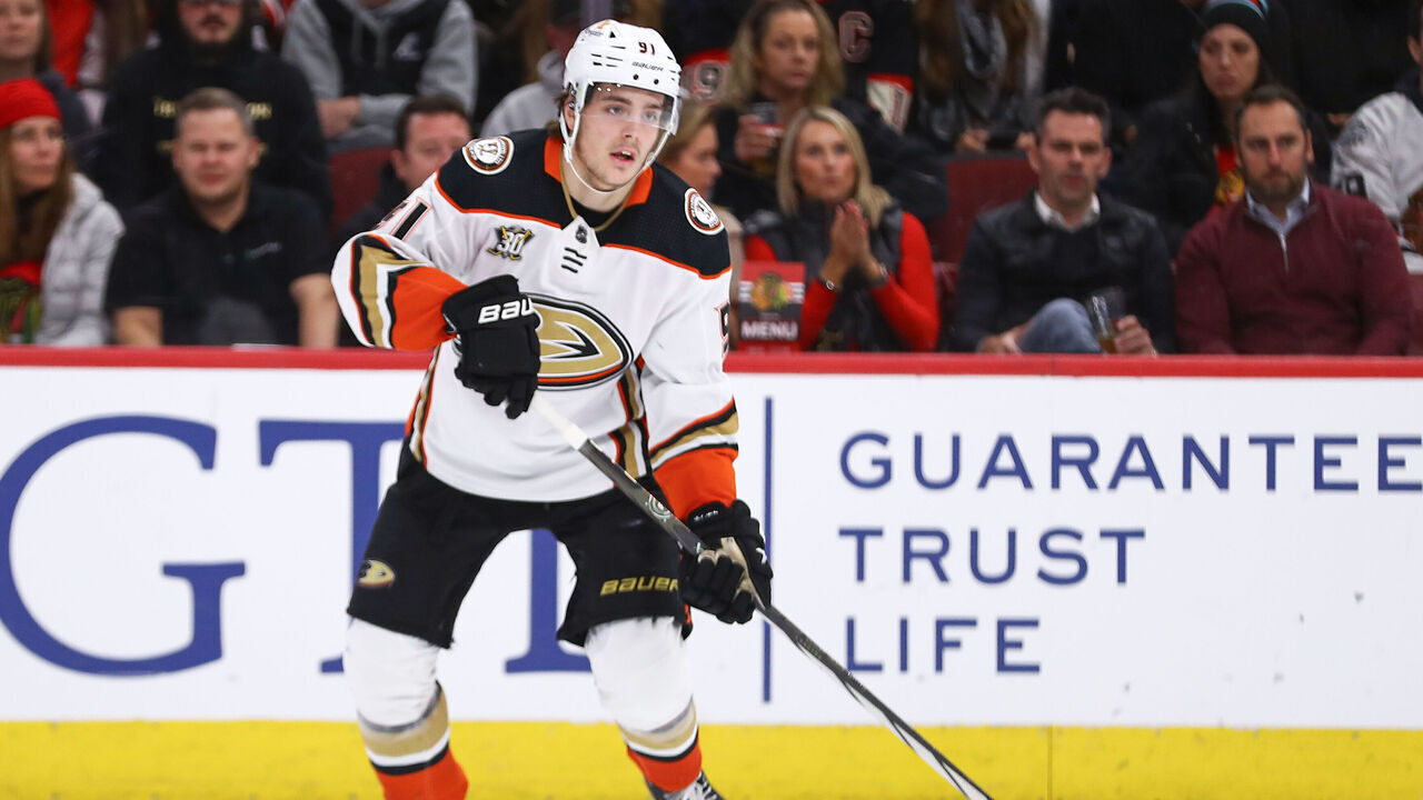 CHICAGO, IL - DECEMBER 07: Leo Carlsson #91 of the Anaheim Ducks during the second period against the Chicago Blackhawks at the United Center on December 7, 2023 in Chicago, Illinois.