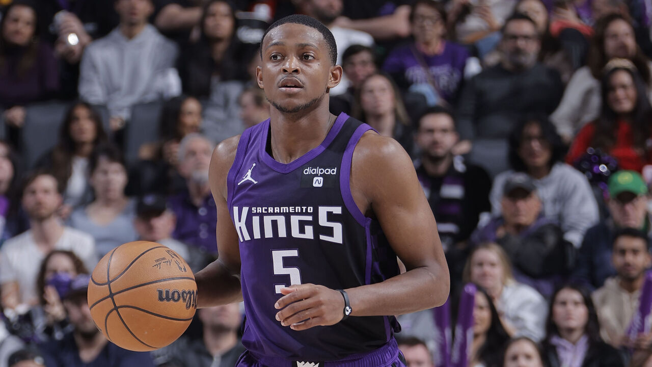 SACRAMENTO, CA - DECEMBER 23: De'Aaron Fox #5 of the Sacramento Kings brings the ball up court against the Minnesota Timberwolves on December 23, 2023 at Golden 1 Center in Sacramento, California. Mandatory Copyright Notice: Copyright 2023 NBAE