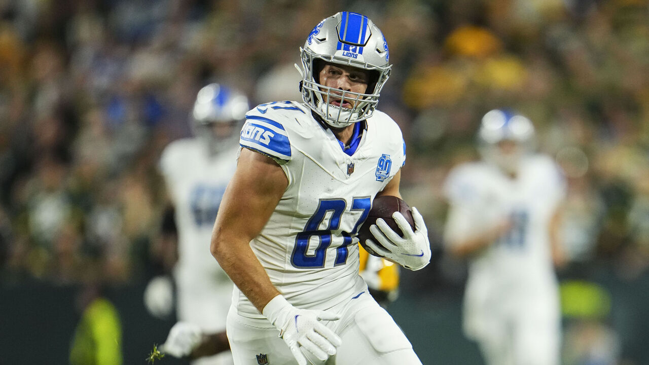 GREEN BAY, WI - SEPTEMBER 28: Sam LaPorta #87 of the Detroit Lions runs the ball during at Lambeau Field on September 28, 2023 in Green Bay, Wisconsin.