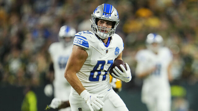 GREEN BAY, WI - SEPTEMBER 28: Sam LaPorta #87 of the Detroit Lions runs the ball during at Lambeau Field on September 28, 2023 in Green Bay, Wisconsin.
