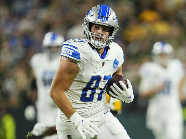 GREEN BAY, WI - SEPTEMBER 28: Sam LaPorta #87 of the Detroit Lions runs the ball during at Lambeau Field on September 28, 2023 in Green Bay, Wisconsin.
