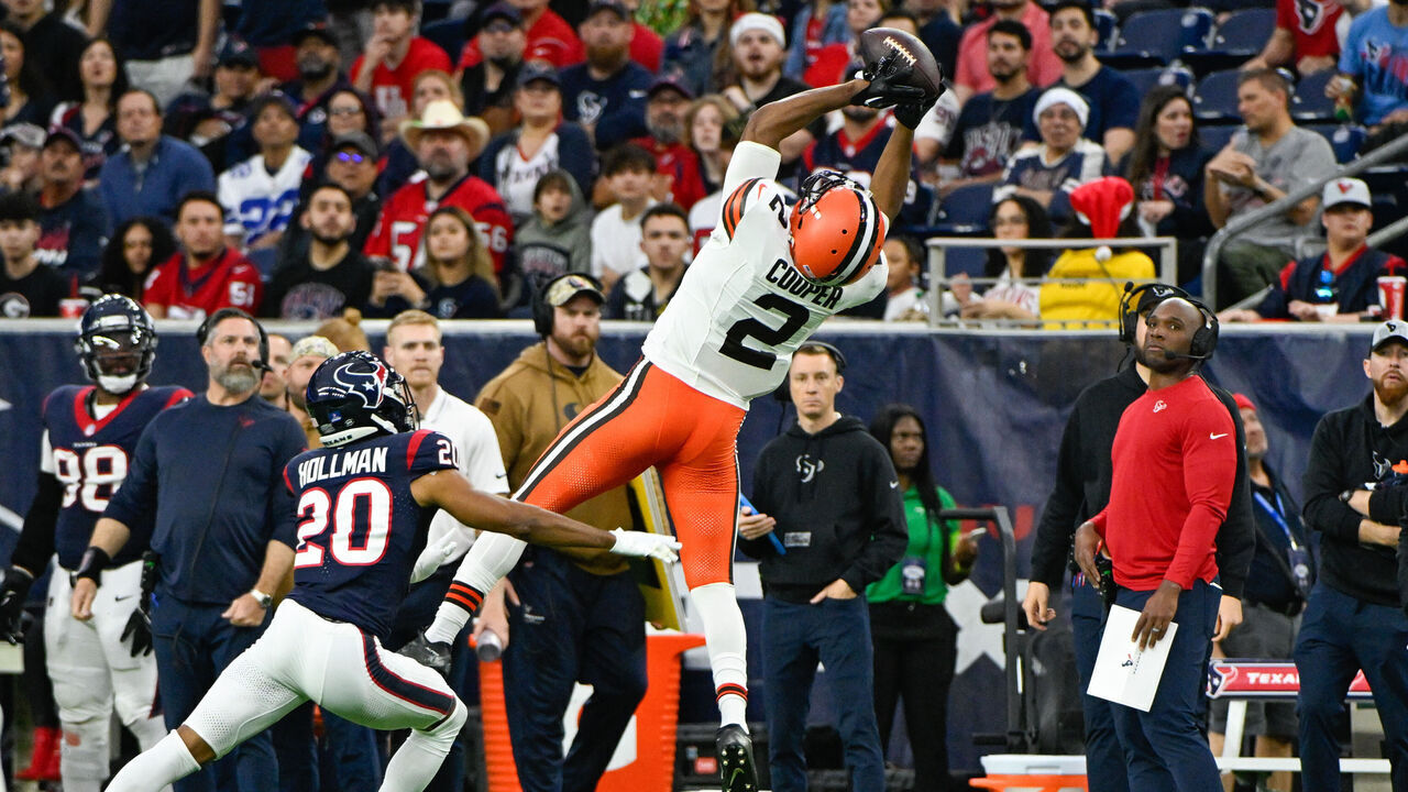 HOUSTON, TX - DECEMBER 24: Cleveland Browns wide receiver Amari Cooper (2) extends for a first half pass reception as Houston Texans cornerback Ka'dar Hollman (20) defends during the football game between the Cleveland Browns and Houston Texans at NRG Stadium on December 24, 2023 in Houston, Texas.