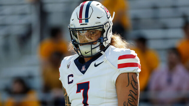 TEMPE, AZ - NOVEMBER 25: Arizona Wildcats quarterback Jayden de Laura (7) looks on before the college football game between the Arizona Wildcats and the Arizona State Sun Devils on November 25, 2023 at Mountain America Stadium in Tempe, Arizona.