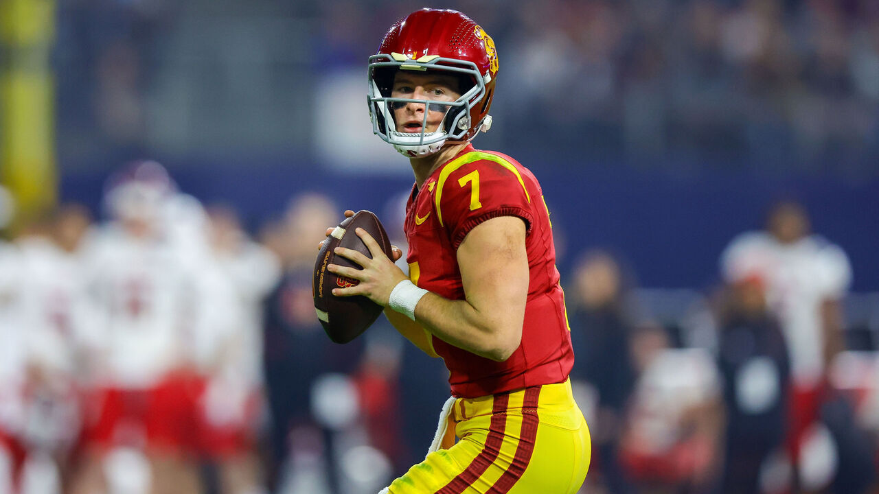 SAN DIEGO, CA - DECEMBER 27: USC Trojans quarterback Miller Moss (7) looks to throw the ball during the Directv Holiday Bowl football game between the Louisville Cardinals and the USC Trojans on December 27, 2023, at Petco Park in San Diego, CA.