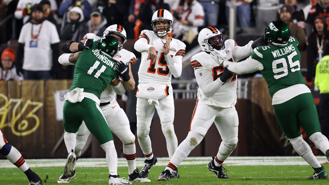 CLEVELAND, OHIO - DECEMBER 28: Joe Flacco #15 of the Cleveland Browns throws the ball against the New York Jets at Cleveland Browns Stadium on December 28, 2023 in Cleveland, Ohio.