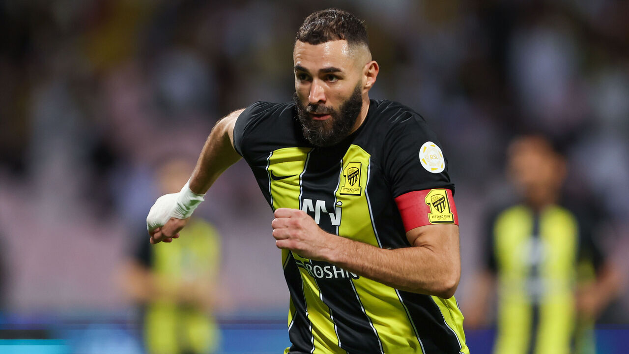 MECCA, SAUDI ARABIA - DECEMBER 23: Karim Benzema of Al Ittihad during the Saudi Pro League match between Al-Ittihad and Al-Raed at King Abdul Aziz Stadium on December 23, 2023 in Mecca, Saudi Arabia.