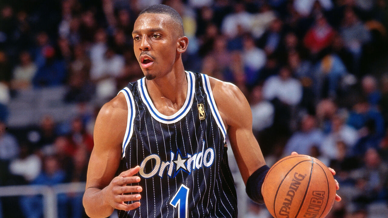 OAKLAND, CA - MARCH 7: Penny Hardaway #1 of the Orlando Magic dribbles against the Golden State Warriors on March 7, 1997 at the Arena in Oakland in Oakland, California. Mandatory Copyright Notice: Copyright 1997 NBAE