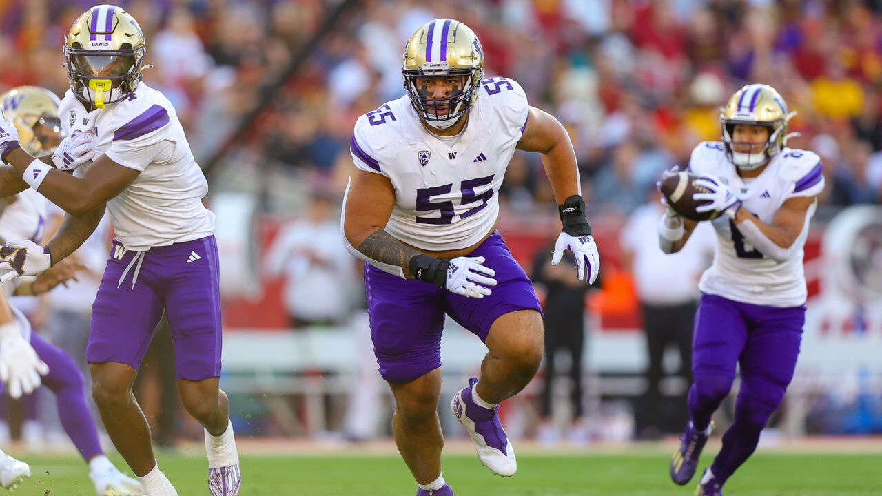 LOS ANGELES, CA - NOVEMBER 04: Washington Huskies offensive lineman Troy Fautanu (55) pulls to run block during a college football game between the Washington Huskies against the USC Trojans on November 04, 2023, at the Los Angeles Memorial Coliseum in Los Angeles, CA