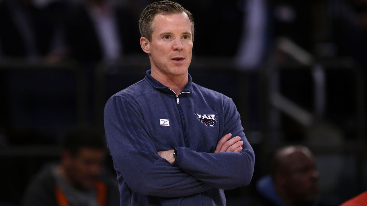 NEW YORK, NEW YORK - DECEMBER 5: Head coach Dusty May of the Florida Atlantic Owls reacts to a play during the first half of a game against the Illinois Fighting Illini in the Jimmy V Classic at Madison Square Garden on December 5, 2023 in New York City. Illinois defeated FAU 98-89.