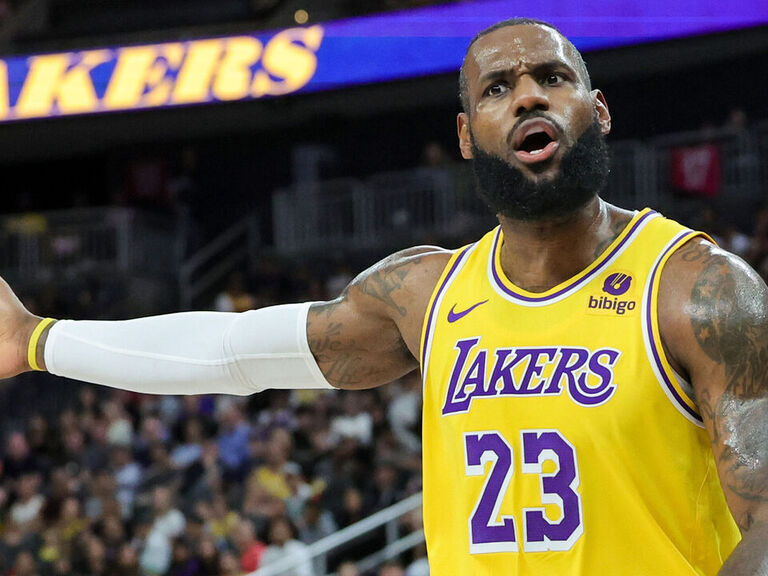 LeBron questions replay after late shot ruled 2-pointer | theScore.com