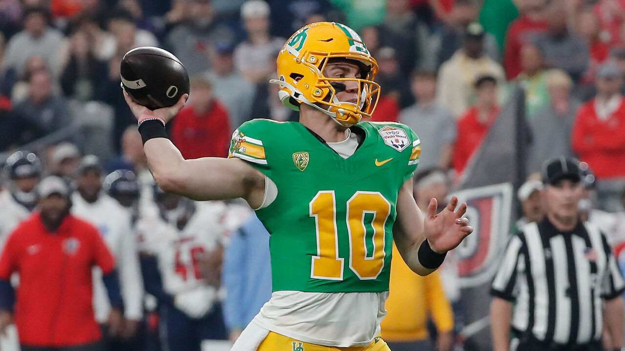 GLENDALE, AZ - JANUARY 01: Oregon Ducks quarterback Bo Nix (10) throws a touchdown pass during the Vrbo Fiesta Bowl college football game between the Liberty Flames and the Oregon Ducks on January 1, 2024 at State Farm Stadium in Glendale, Arizona.