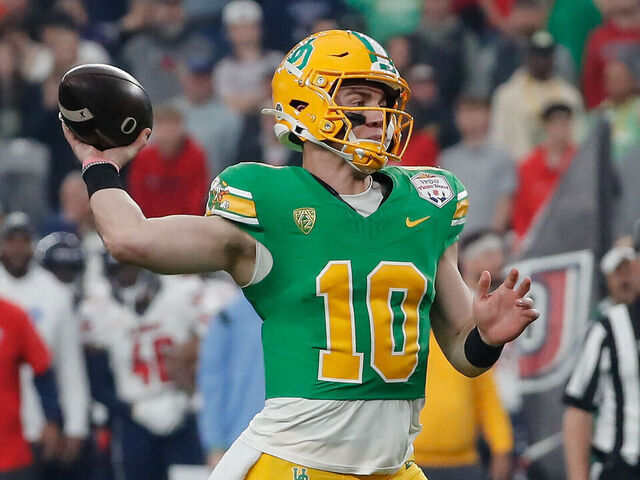 GLENDALE, AZ - JANUARY 01: Oregon Ducks quarterback Bo Nix (10) throws a touchdown pass during the Vrbo Fiesta Bowl college football game between the Liberty Flames and the Oregon Ducks on January 1, 2024 at State Farm Stadium in Glendale, Arizona.