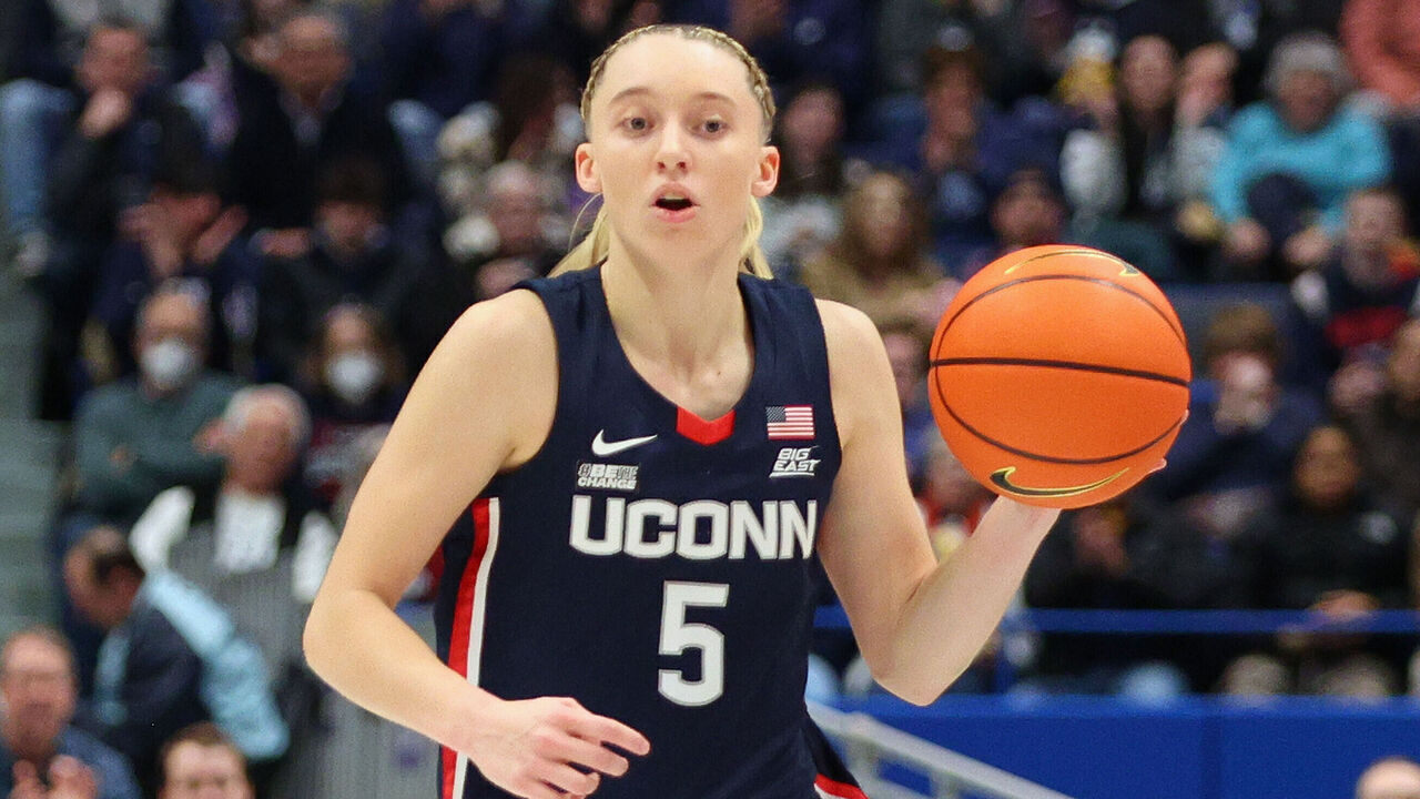 HARTFORD, CT - DECEMBER 31: UConn Huskies guard Paige Bueckers (5) handles the ball during the women's college basketball game between Marquette Golden Eagles and UConn Huskies on December 31, 2023, at the XL Center in Hartford, CT.