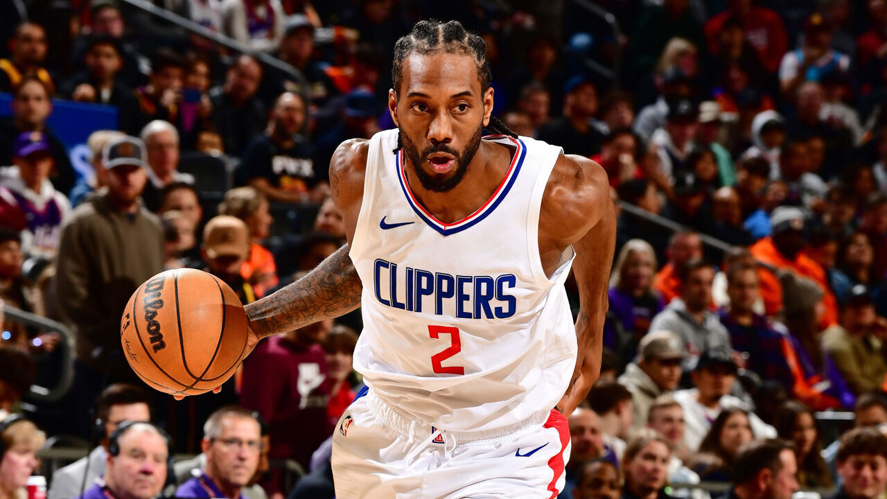 PHOENIX, AZ - JANUARY 3: Kawhi Leonard #2 of the LA Clippers dribbles the ball during the game against the Phoenix Suns on January 3, 2024 at Footprint Center in Phoenix, Arizona. Mandatory Copyright Notice: Copyright 2024 NBAE