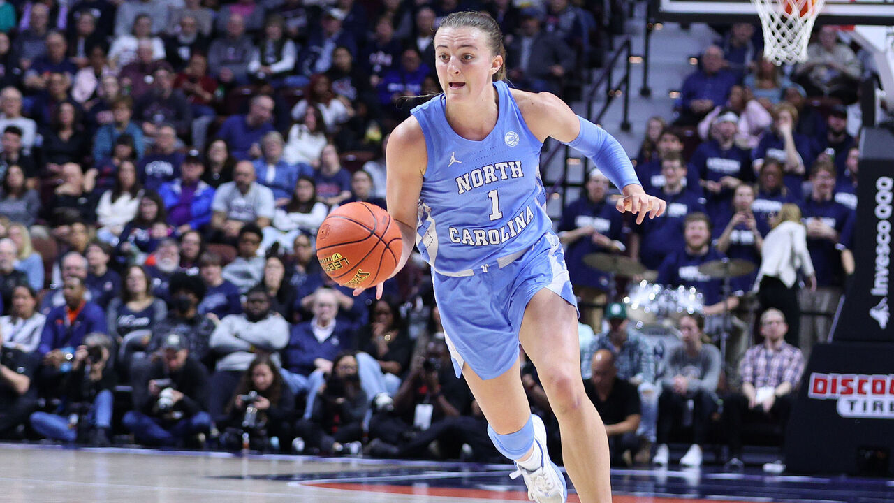 UNCASVILLE, CT - DECEMBER 10: North Carolina Tar Heels guard/forward Alyssa Ustby (1) in action during the Basketball Hall of Fame Women's Showcase game between UConn Huskies and North Carolina Tar Heels on December 10, 2023, at Mohegan Sun Arena in Uncasville, CT.