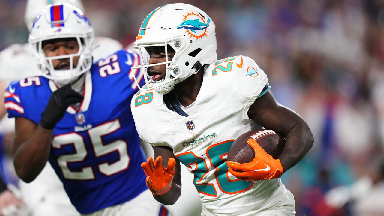 MIAMI GARDENS, FLORIDA - JANUARY 07: De'Von Achane #28 of the Miami Dolphins rushes during the first quarter against the Buffalo Bills at Hard Rock Stadium on January 07, 2024 in Miami Gardens, Florida.