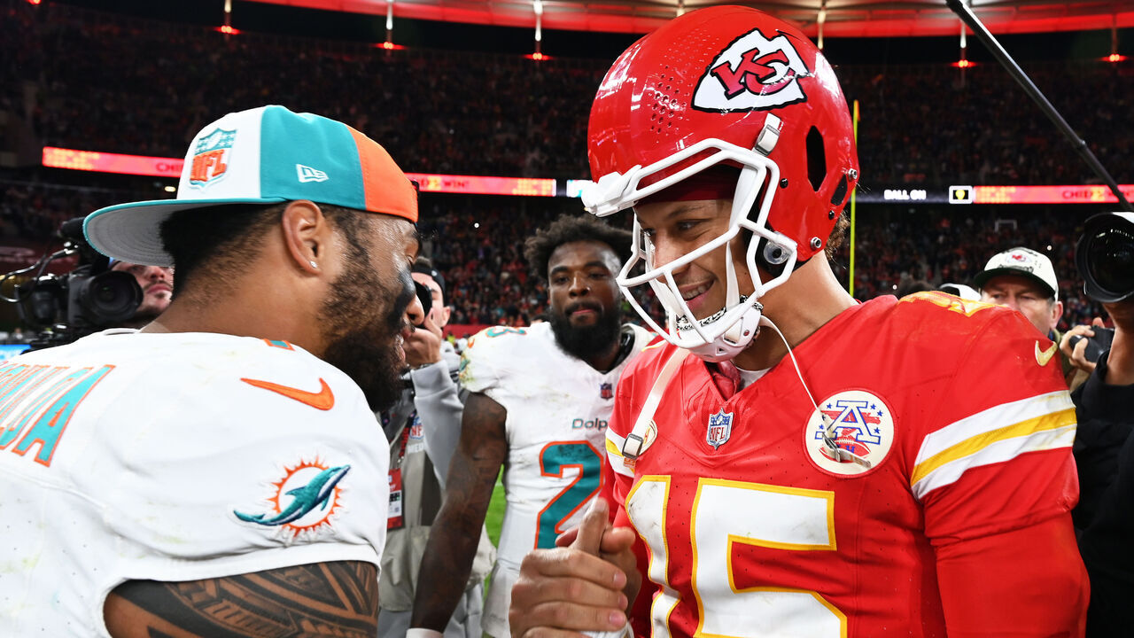 05 November 2023, Hesse, Frankfurt/Main: American football: NFL professional league, Kansas City Chiefs - Miami Dolphins, main round, main round games, matchday 9, at Deutsche Bank Park. Quarterback Patrick Mahomes (r) of the Chiefs and quarterback Tua Tagovailoa of the Dolphins shake hands after the game. Photo: Arne Dedert/dpa
