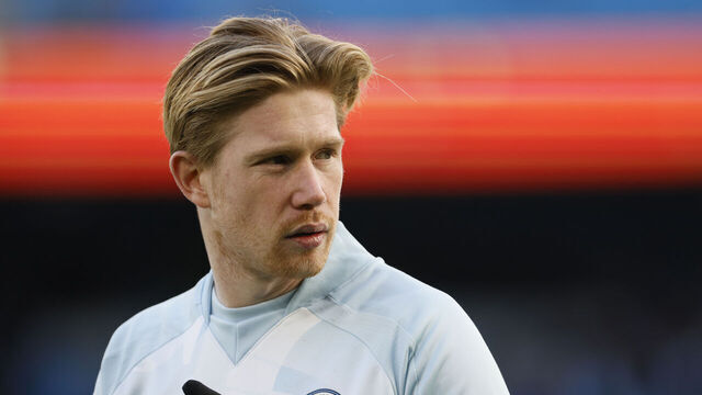 MANCHESTER, ENGLAND - JANUARY 7: Kevin De Bruyne of Manchester City warms up before the Emirates FA Cup Third Round match between Manchester City and Huddersfield Town at Etihad Stadium on January 7, 2024 in Manchester, England.