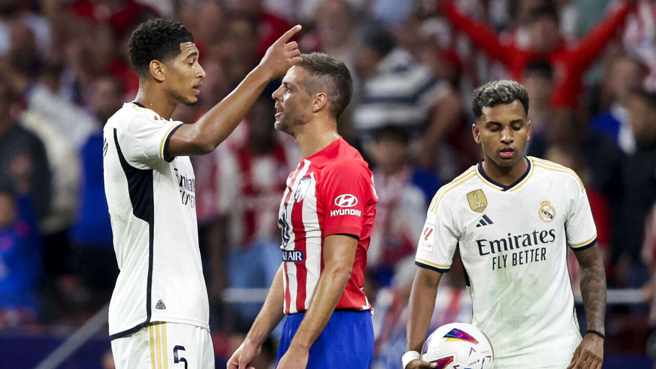 MADRID, SPAIN - SEPTEMBER 24: (L-R) Jude Bellingham of Real Madrid, Cesar Azpilicueta of Atletico Madrid during the LaLiga EA Sports match between Atletico Madrid v Real Madrid at the Civitas Metropolitano Stadium on September 24, 2023 in Madrid Spain