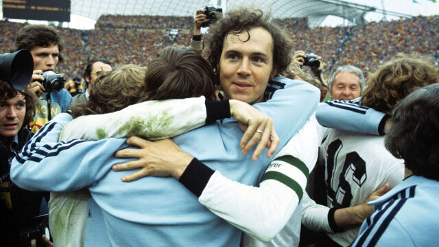 Team-Captain Franz Beckenbauer (C) after the german soccer team won the finals of the Soccer World Cup 1974 on July 7th 1974 in Munich against the Netherlands (2:1). | usage worldwide