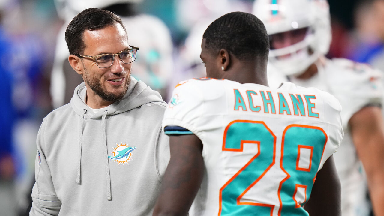 MIAMI GARDENS, FLORIDA - JANUARY 07: Miami Dolphins head coach Mike McDaniel and De'Von Achane #28 of the Miami Dolphins warm up prior to a game against the Buffalo Bills at Hard Rock Stadium on January 07, 2024 in Miami Gardens, Florida.