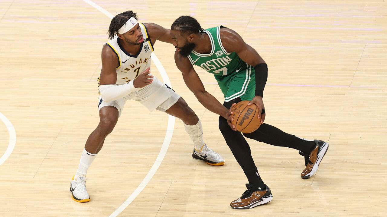 INDIANAPOLIS, IN - JANUARY 8: Buddy Heild #7 of the Indiana Pacers plays defense against Jaylen Brown #7 of the Boston Celtics on January 8, 2024 at Gainbridge Fieldhouse in Indianapolis, Indiana. Mandatory Copyright Notice: Copyright 2024 NBAE