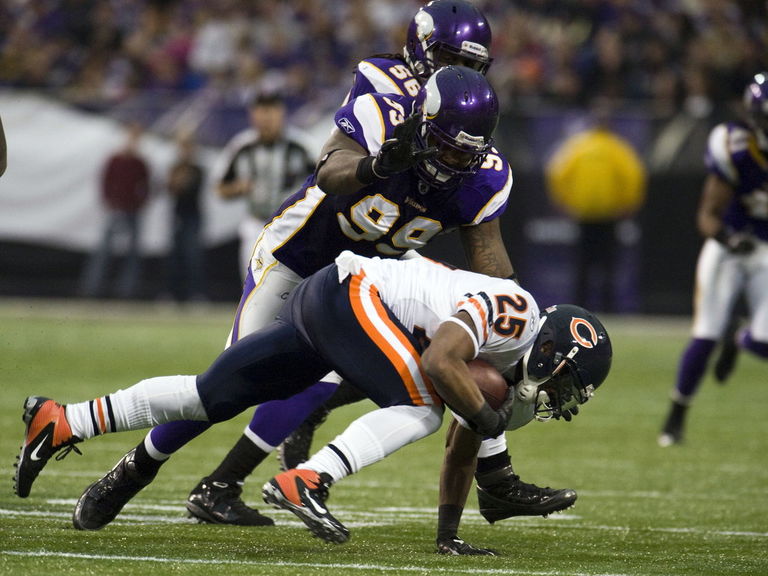 Former NFL players sue union over concussions